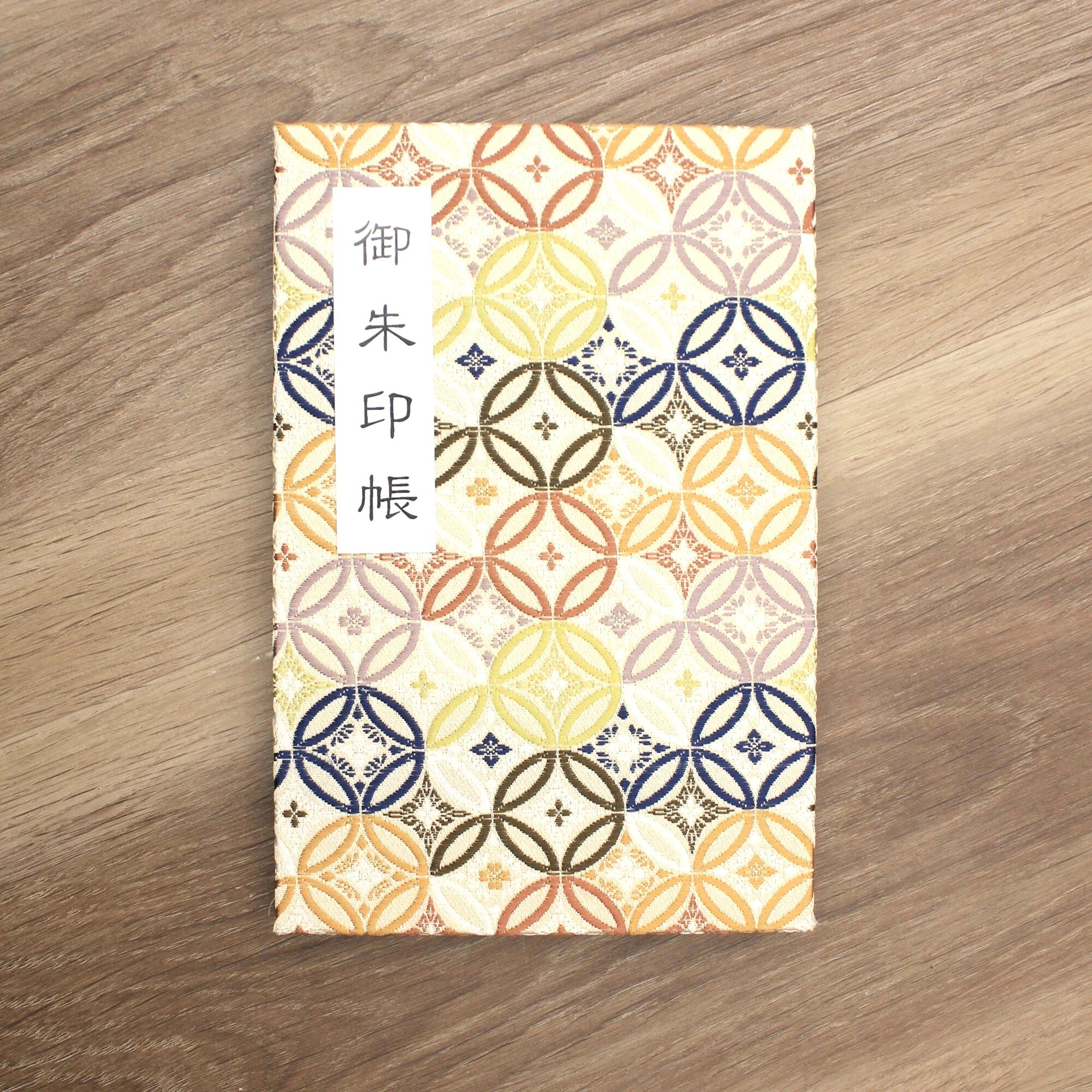 おしゃれでかわいいと大人気の【京都かみんぐ】限定の御朱印帳ができました。 京都の神社やお寺で御朱印を頂くのにぴったりの御朱印帳になります。 京都かみんぐ本店のお店でもかわいいと人気の商品です。 豪華な西陣織生地を使用した、高級感のあるデザイン。 袋やカバーを併用していただくこともおすすめです。 サイズ：約12cm×18cm(大判サイズ) ページ：ジャバラ式 京都かみんぐ限定『西陣織製 御朱印帳』は京都かみんぐ本店のお店とオンラインショップ他の通販サイトにて販売しております。 数に限りがございます。人気商品のため通販サイトのみならず京都かみんぐ本店のお店でも販売しているため、すでに売り切れている場合がございます。ご了承ください。