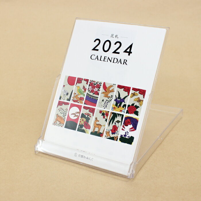 【100個限定生産】 京都かみんぐでも人気の「花札」をモチーフにした2024年卓上カレンダーです。 デザイン性が高くちょっと珍しい縦位置のカレンダーになっています。 毎月代わる代わる花札の絵柄を楽しんでいただけるカレンダーとなっております。 また花札の絵柄12種類の中からお好きな3種類のポストカードがおまけとして付属しています。 「2024年【花札】卓上カレンダー｜限定100個生産 ポストカード付属」は京都かみんぐ本店のお店、他ネットショップにて販売しております。数量限定100個のみの生産となっておりますのですでに売り切れている場合がございます。ご了承ください。 ・ケースサイズ：114×153×10mm ・素材：上質紙 ・おまけ：ポストカード ※12種類の中から3枚お好きな柄を選べます