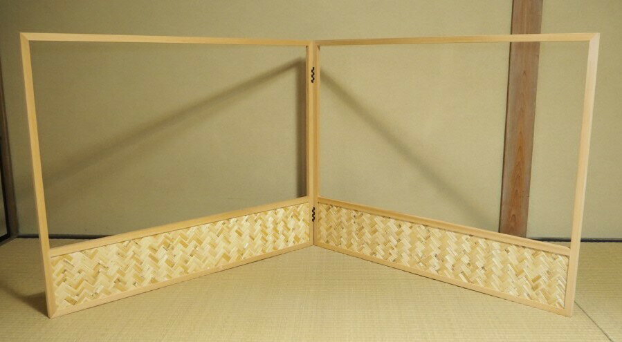 網代腰風炉先　京間作なし　日本製 段ボール箱 中古品 高さ二尺四寸、横三尺五分 名前はわかりませんが枠は木製で網代は竹で編んであります。少し黒ずんだ箇所もありますが使うには支障ありません。 3
