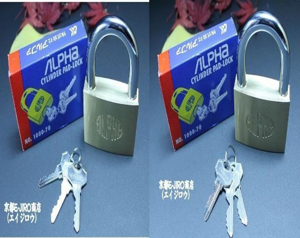 商品情報サイズ画像ご確認ください。注意こちらは関西ナンバー「FA7000」関東ナンバー「FA5000」の二種類からお選び下さい。アルファ南京錠 1000-70mm 同一キー No.FA7000（関西ナンバー同一キー） No.FA5000（関東ナンバー同一キー）2種類からお選びいただけます。1個からの販売です。 アルファ南京錠1000-70mm定番同一キー2種類を1個から販売します。送料無料です。 アルファ標準タイプ南京錠1000シリーズ同一キー70mmです。1000-70mm同一キーキー3本付き本体幅70mm（その他サイズは画像でご確認ください。）キーNo.FA7000（関西ナンバー同一キー）とキーNo.FA5000（関東ナンバー同一キー）の2種類からお選びください。※関西ナンバーとは主に関西から西の地域で、関東ナンバーは主に関東から東の地域で、定番同一キーとして出回っているタイプです。同一キータイプですので、こちらで購入いただくと全てキーナンバーが、関西ナンバーですと、「FA7000」関東ナンバーですと、「FA5000」 のものとなります。目安納期：受注当日（平日）〜2日後（平日）に出荷可能 10