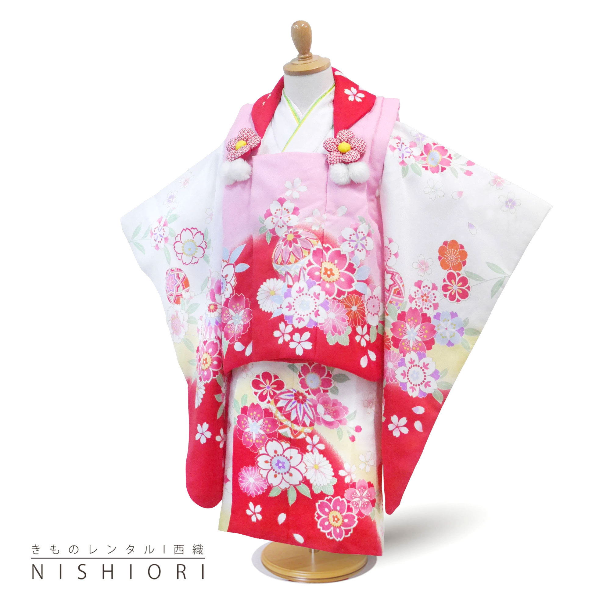 商品詳細 レンタル期間 3泊4日(商品はご着用日の2日前に到着するよう発送致します。) 適応サイズ 90cm〜100cmくらいの方 ・身丈：約75cm ・裄丈：約41cm ・袖丈：約57cm 内容 草履 着物 袖なし襦袢 巾着 草履（※ 髪飾り（※ 腰ひも×2 足袋（プレゼント （※）の商品はモデル着用と異なる場合があります。 素材 化繊 注意事項 ご予約について予約カレンダーが「×」でも、システムの都合上注文が出来てしまいます。 ご予約の可否等は、メールにてご連絡させていただきますので、必ずメールを受信出来る状態でご注文をお願い致します。 メールにてご連絡が出来ない場合のトラブルについては、責任を負いかねますので予めご了承下さいませ。 商品について 万が一商品が異なる場合は、お手数ですが至急ご連絡ください。 即日交換を手配出来ない場合は、全額返金とさせていただきます。 レンタル商品の性格上、商品の多少の汚れ・使用感は御容赦願います※ 交換対象とはなりませんのでご了承ください。 発送について レンタル商品の配送は、沖縄、北海道、離島の場合、送料が往復『+2,000円』掛かりますのでご注意下さい。 サイズについて 着物 こちらの商品は肩上げ済です。腰上げはしてありません。 簡単なサイズ調整（腰紐にて対応）が必要な場合があります。 草履 17.5cmの草履が付属します。★★★ご予約状況はこちら★★★○→ご予約可能　&#9747;→ご予約不可 ※当店のレンタル商品は年中ご対応をしております。 その為「ご予約不可」の場合でもご注文が可能なシステムとなっております。 当店から「ご予約完了」のご案内が届くまではご予約確定では御座いませんのでご注意くださいませ。