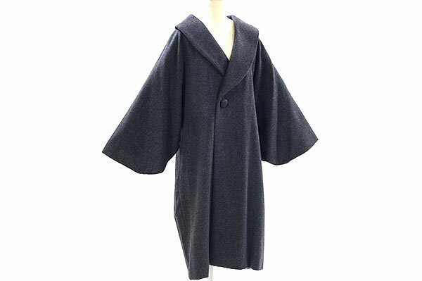 商品情報素材/材質毛：80％　カシミヤ：10％　ナイロン：10％裏地ポリエステル：100％日本製サイズ/寸法身丈：100cm　袖丈：37cm　裄丈：70cmその他商品説明この商品は、日本の信頼出来る優れた技術により生産され厳選された材料を使用して、日本の工場で製造された確かな品質の商品です。シャルム加工特徴カシミヤ、アンゴラ、アルパカ等獣毛織物の原料の持ち味を極限まで引き出すソトーの技術を終結した高級超毛加工・優雅な光沢・肌触りが永く味わえる。・毛羽長が揃い、毛羽セットに優れている為、着用時の毛羽乱れが少ない。・高密度の起毛加工に為、柔らかさ、ドレープ性、ふくら味を充分活かしたファッション製品に最適。これからの寒い季節のお洒落は、上質のコートでのお出かけをもっとお洒落に楽しく！上質のカシミヤ入りウール素材で、保温性はもちろんお洒落に着て頂けるお品です！注意モニター発色の具合により色合いが異なる場合がございます。ダークグレー カシミヤ混シャルム へちま衿 和装コート カシミヤ フリーサイズ 防寒 着物 コート これからの寒い季節のお洒落は、上質のコートでのお出かけをもっとお洒落に楽しく！！ 5