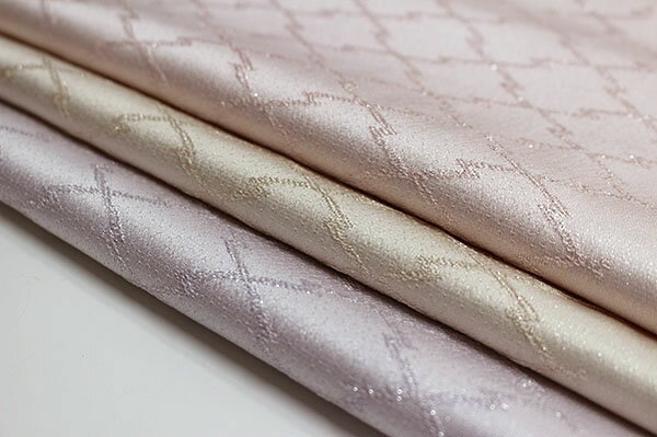 商品情報素材丹後ちりめん絹　100%色・薄紫・薄ベージュ・薄ピンクその他商品説明銀通し縫取り加工がさりげなく出てお洒落で使いやすく、コーディネートの幅も広がります。注意タイトル表記・色目は出来るだけ現品に近い様に撮影しておりますが微妙な色目が多い為、多少の色ブレ等は予めご了承ください。モニター発色の具合により色合いが異なる場合がございます。丹後ちりめん 銀通し縫取り加工 帯揚げ 日本製薄紫/薄ベージュ/薄ピンク お洒落な色目を！！ 5