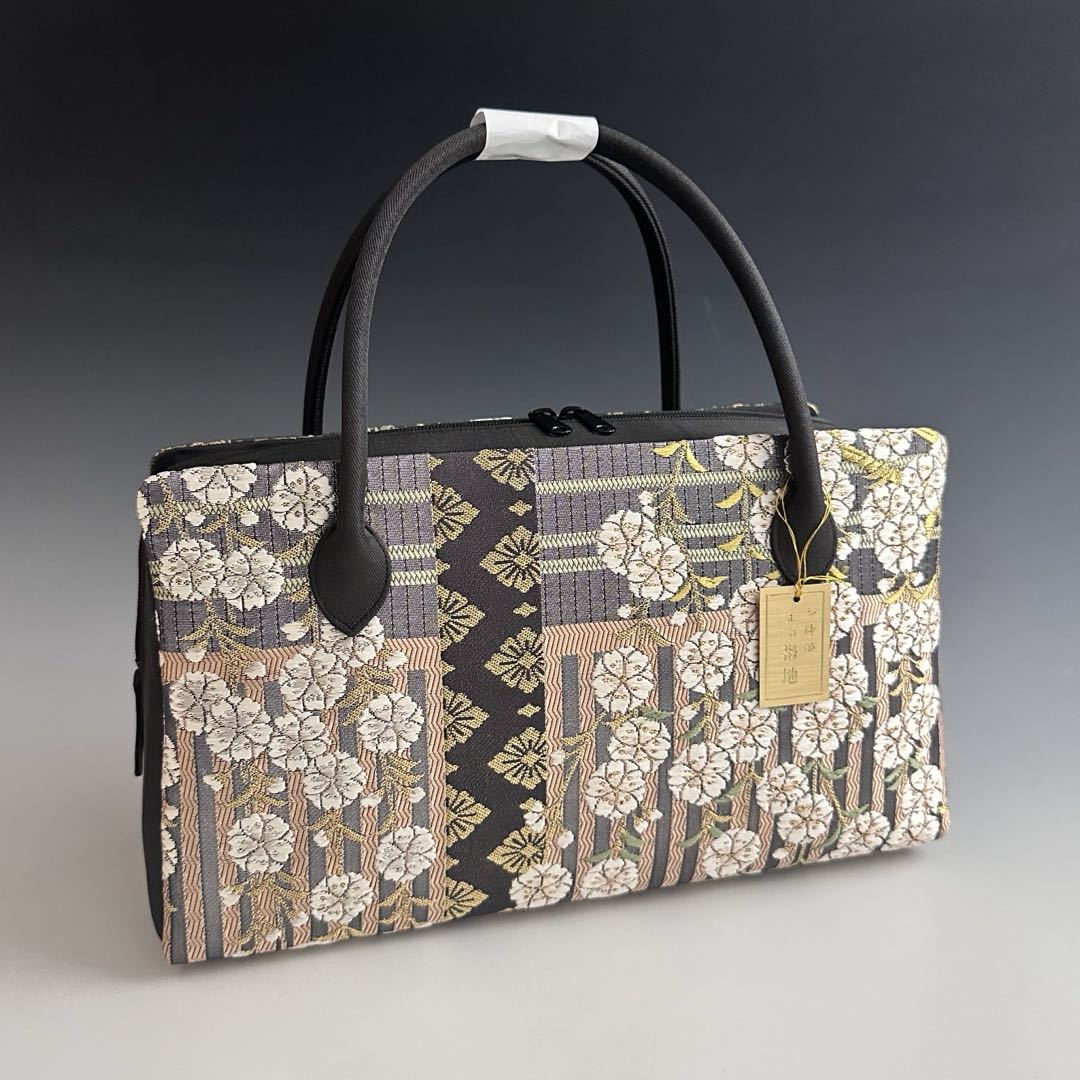 商品情報素材/材質柄部分、マチ、持ち手絹　西陣帯地使用サイズ/寸法横巾　27cm高さ　15cm底マチ10cmその他商品説明Wファスナー使用で大きく開くので便利です。あおりポケット付。専用箱の入れ発送させて頂きます。注意モニター発色の具合により色合いが異なる場合がございます。お洒落！！ 西陣織帯地 利休バッグ 和装小物 着物 25114 お出かけに！！ 5