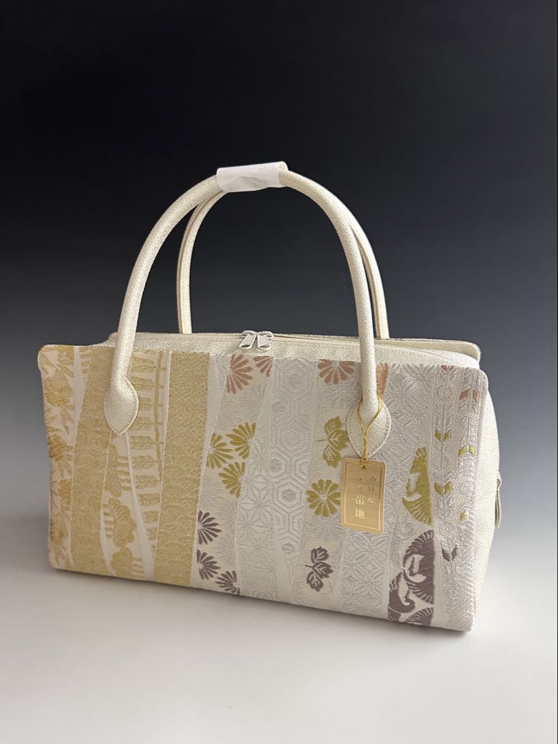 商品情報素材/材質柄部分、マチ、持ち手絹　西陣帯地使用サイズ/寸法横巾　27cm高さ　15cm底マチ10cmその他商品説明Wファスナー使用で大きく開くので便利です。あおりポケット付。専用箱の入れ発送させて頂きます。注意モニター発色の具合により色合いが異なる場合がございます。お洒落！！ 西陣織帯地 利休バッグ 和装小物 着物 25115 お出かけに！！ 5