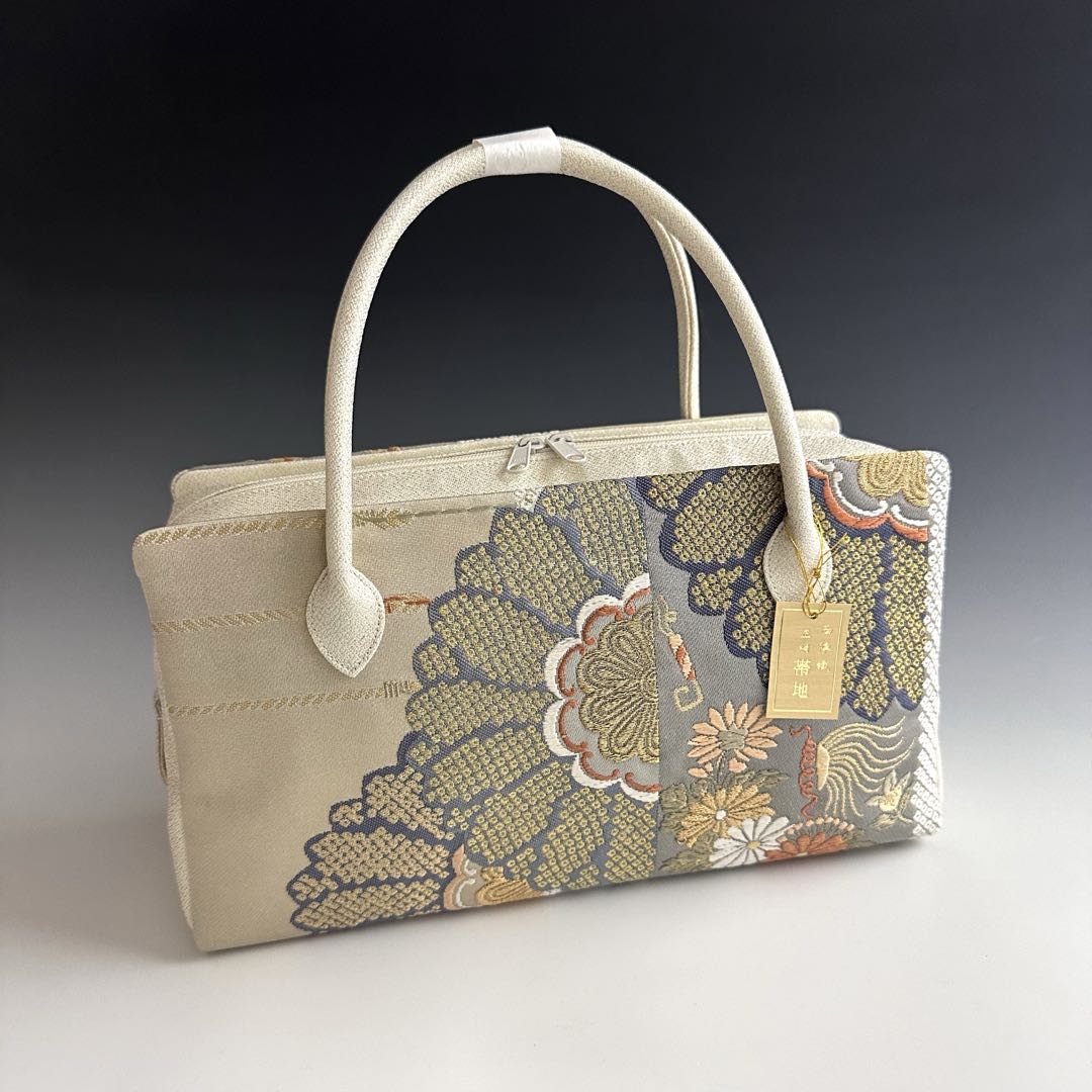 商品情報素材/材質柄部分　　絹　西陣帯地使用サイズ/寸法横巾　27cm高さ　15cm底マチ10cmその他商品説明Wファスナー使用で大きく開くので便利です。あおりポケット付。専用箱の入れ発送させて頂きます。注意モニター発色の具合により色合いが異なる場合がございます。お洒落！！ 西陣織帯地 利休バッグ 和装小物 着物 251110 お出かけに！！ 5