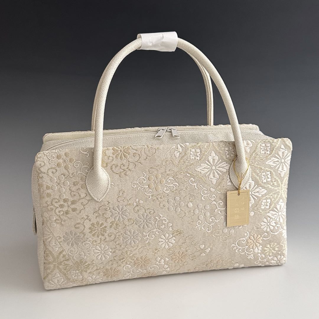 商品情報素材/材質柄部分　　絹　西陣帯地使用サイズ/寸法横巾　27cm高さ　15cm底マチ10cmその他商品説明Wファスナー使用で大きく開くので便利です。あおりポケット付。専用箱の入れ発送させて頂きます。注意モニター発色の具合により色合いが異なる場合がございます。お洒落！！ 西陣織帯地 利休バッグ 和装小物 着物 251114 お出かけに！！ 5