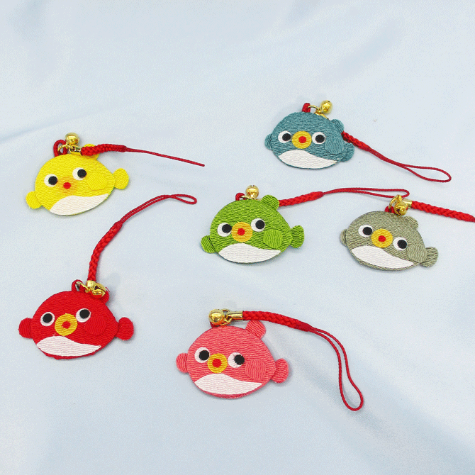 ちりめん細工　根付け　フグ　1個　＜カラー：6色＞[ちりめん根付][和柄ストラップ][和風ストラップ][..