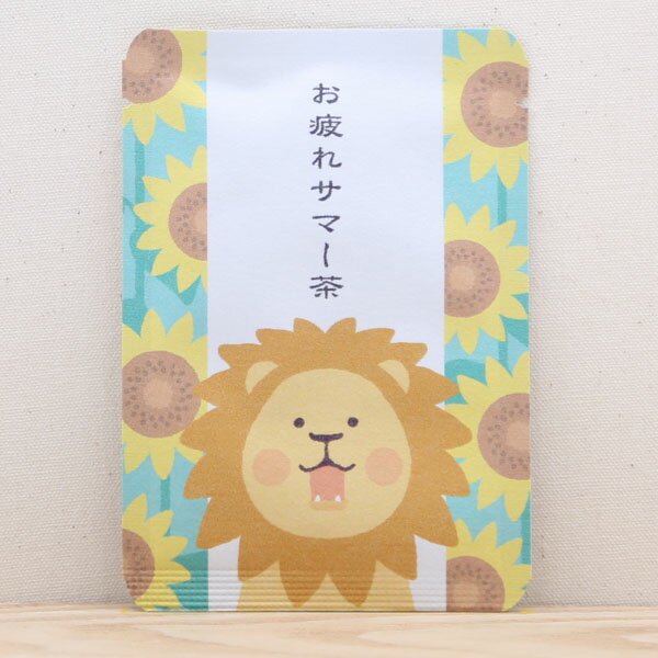 商品説明名称国産玉露原材料名 緑茶（京都産）内容量2g（ティーバッグ1包） 賞味期限発送時から約6ヶ月以上保存方法高温多湿を避け、移り香にご注意ください。開封後は、お早めにお召し上がりくださいませ。 加工者エスティーワイ株式会社　京都ぎょくろのごえん茶京都府京都市中京区式部町266-2----- お疲れサマー茶｜ごあいさつ茶 緑茶ティーバッグ1包入り ----- ちょっとしたご挨拶やメッセージカード代わりにお渡しいただける「ごあいさつ茶」シリーズ。美味しい玉露のお茶と共に気持ちをお届けします。 ねぎらいの気持ちを「お疲れサマー」のだじゃれとお茶に込めて、お友達にプレゼントしてみませんか。 そのままお使いいただくのはもちろんのこと、ギフトに添えていただいたり、 名刺大のサイズなので、封筒に入れて送付いただく事も可能です。 ・=====・ ・パッケージには、優しい風合いの和紙袋を使用しています。 ・中には京都・宇治田原産の高級玉露のティーバッグ1コ入り。 ・抽出時に茶葉が踊り、美味しさを引き出してくれる立体三角錐型ティーバッグに茶葉を充填。 ・=====・ サイズ：85 ×120 (単位：mm) ・=====・ 名称：ごあいさつ茶（国産玉露） 原材料名：緑茶(国産) 内 容 量：2g(1袋) 賞味期限：約6ヶ月以上(出荷月により多少異なります) 保存方法：高温多湿を避け、移り香にご注意ください。お茶は鮮度が大切です。お早めにお召し上がりください。