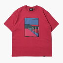 by Parra バイパラ グラフィックTシャツ 半袖 トップス メンズ ロゴ ストリート 25秋冬 BEACH PARKING T-SHIRT -RASPBERRY-
