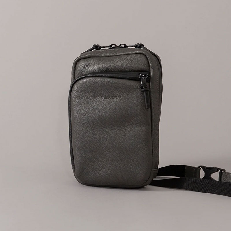 ԰STORE㤨֥֥ɥץ饤 BROSKI AND SUPPLY ߥ˥Хå ӥͥХå  ɿ  쥶Хå TUBE -CHARCOAL-פβǤʤ10,780ߤˤʤޤ