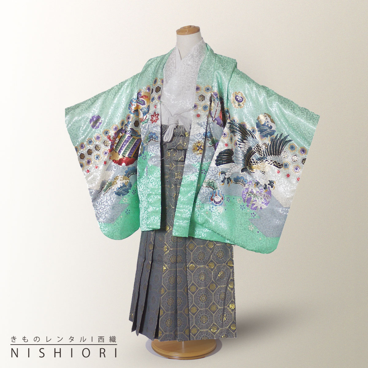 商品詳細 レンタル期間 3泊4日(商品はご着用日の2日前に到着するよう発送致します。) 適応身長 ・110cm〜120cmの方 裄丈 約49cm 袴下丈　約60cm 内容 羽織 着物 袴 襦袢（半衿付） 雪駄 足袋 羽織紐 扇子 懐剣 サスペンダー お守り 素材 化繊 当店のレンタル羽織袴は全て【カンタン着付け】となっております。 初めての方でも安心して着付けをしていただけます。 注意事項 ご予約について予約カレンダーが「×」でも、システムの都合上注文が出来てしまいます。 ご予約の可否等は、メールにてご連絡させていただきますので、必ずメールを受信出来る状態でご注文をお願い致します。 メールにてご連絡が出来ない場合のトラブルについては、責任を負いかねますので予めご了承下さいませ。 商品について 万が一商品が異なる場合は、お手数ですが至急ご連絡ください。 即日交換を手配出来ない場合は、全額返金とさせていただきます。 レンタル商品の性格上、商品の多少の汚れ・使用感は御容赦願います※ 交換対象とはなりませんのでご了承ください。 発送について レンタル商品の配送は、沖縄、北海道、離島の場合、送料が往復『+2,000円』掛かりますのでご注意下さい。 サイズについて 着物 こちらの商品は肩上げ済です。 簡単なサイズ調整（腰紐にて対応）が必要な場合があります。 草履 3歳用には16.5cm、5歳用には18.5cmの雪駄が付属します。★★★ご予約状況はこちら★★★○→ご予約可能　&#9747;→ご予約不可 ※当店のレンタル商品は年中ご対応をしております。 その為「ご予約不可」の場合でもご注文が可能なシステムとなっております。 当店から「ご予約完了」のご案内が届くまではご予約確定では御座いませんのでご注意くださいませ。