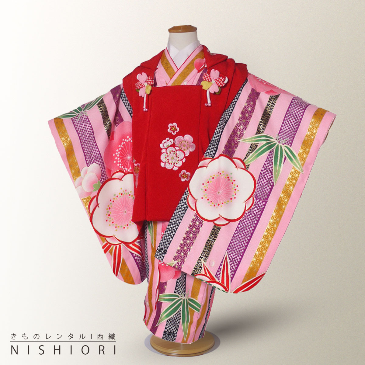 商品詳細 レンタル期間 3泊4日(商品はご着用日の2日前に到着するよう発送致します。) 適応サイズ 90cm〜100cmくらいの方 ・身丈：約77cm ・裄丈：約42cm ・袖丈：約57cm 内容 草履 着物 袖なし襦袢 巾着 草履（※ 髪飾り（※ 腰ひも×2 足袋（プレゼント （※）の商品はモデル着用と異なる場合があります。 素材 化繊 注意事項 ご予約について予約カレンダーが「×」でも、システムの都合上注文が出来てしまいます。 ご予約の可否等は、メールにてご連絡させていただきますので、必ずメールを受信出来る状態でご注文をお願い致します。 メールにてご連絡が出来ない場合のトラブルについては、責任を負いかねますので予めご了承下さいませ。 商品について 万が一商品が異なる場合は、お手数ですが至急ご連絡ください。 即日交換を手配出来ない場合は、全額返金とさせていただきます。 レンタル商品の性格上、商品の多少の汚れ・使用感は御容赦願います※ 交換対象とはなりませんのでご了承ください。 発送について レンタル商品の配送は、沖縄、北海道、離島の場合、送料が往復『+2,000円』掛かりますのでご注意下さい。 サイズについて 着物 こちらの商品は肩上げ済です。腰上げはしてありません。 簡単なサイズ調整（腰紐にて対応）が必要な場合があります。 草履 17.5cmの草履が付属します。★★★ご予約状況はこちら★★★○→ご予約可能　&#9747;→ご予約不可 ※当店のレンタル商品は年中ご対応をしております。 その為「ご予約不可」の場合でもご注文が可能なシステムとなっております。 当店から「ご予約完了」のご案内が届くまではご予約確定では御座いませんのでご注意くださいませ。