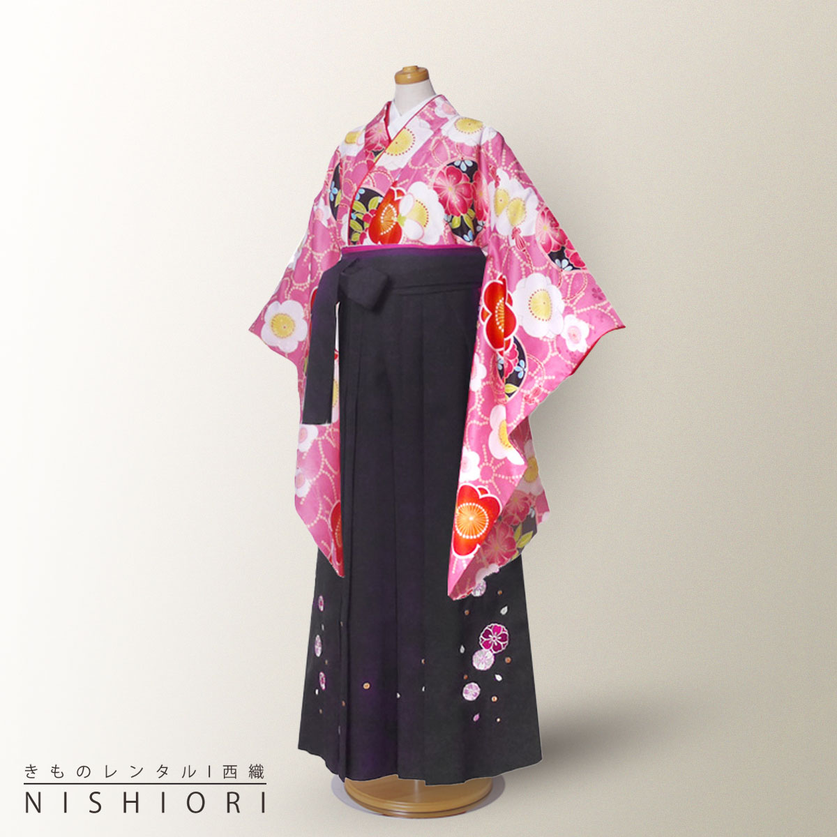 商品詳細 レンタル期間 3泊4日(商品はご着用日の2日前に到着するよう発送致します。) 適応身長 ・143cm〜148cmの方裄丈　約66cm袖丈　約85cm袴下　約83cm 素材着物　高級ポリエステル袴 ポリエステル100% 内容 着物 下帯 袖なし襦袢（半衿付） 袴 重衿（縫付済みの場合もあります） 腰紐×4 着付けベルト 前板 衿芯 伊達締め×2 草履（またはブーツ） 足袋（草履の場合のみ） 注意事項 ご予約について予約カレンダーが「×」でも、システムの都合上注文が出来てしまいます。 ご予約の可否等は、メールにてご連絡させていただきますので、必ずメールを受信出来る状態でご注文をお願い致します。 メールにてご連絡が出来ない場合のトラブルについては、責任を負いかねますので予めご了承下さいませ。 商品について 万が一商品が異なる場合は、お手数ですが至急ご連絡ください。 即日交換を手配出来ない場合は、全額返金とさせていただきます。 レンタル商品の性格上、商品の多少の汚れ・使用感は御容赦願います※ 交換対象とはなりませんのでご了承ください。 発送について レンタル商品の配送は、沖縄、北海道、離島の場合、送料が往復『+2,000円』掛かりますのでご注意下さい。 サイズについて 着物※お着物のサイズはブランドによって異なります。 袴ジュニアサイズ専用袴です。 草履フリーサイズ・LLサイズ・Sサイズから足袋に合わせてご用意します。★★★ご予約状況はこちら★★★○→ご予約可能　&#9747;→ご予約不可 ※当店のレンタル商品は年中ご対応をしております。 その為「ご予約不可」の場合でもご注文が可能なシステムとなっております。 当店から「ご予約完了」のご案内が届くまではご予約確定では御座いませんのでご注意くださいませ。