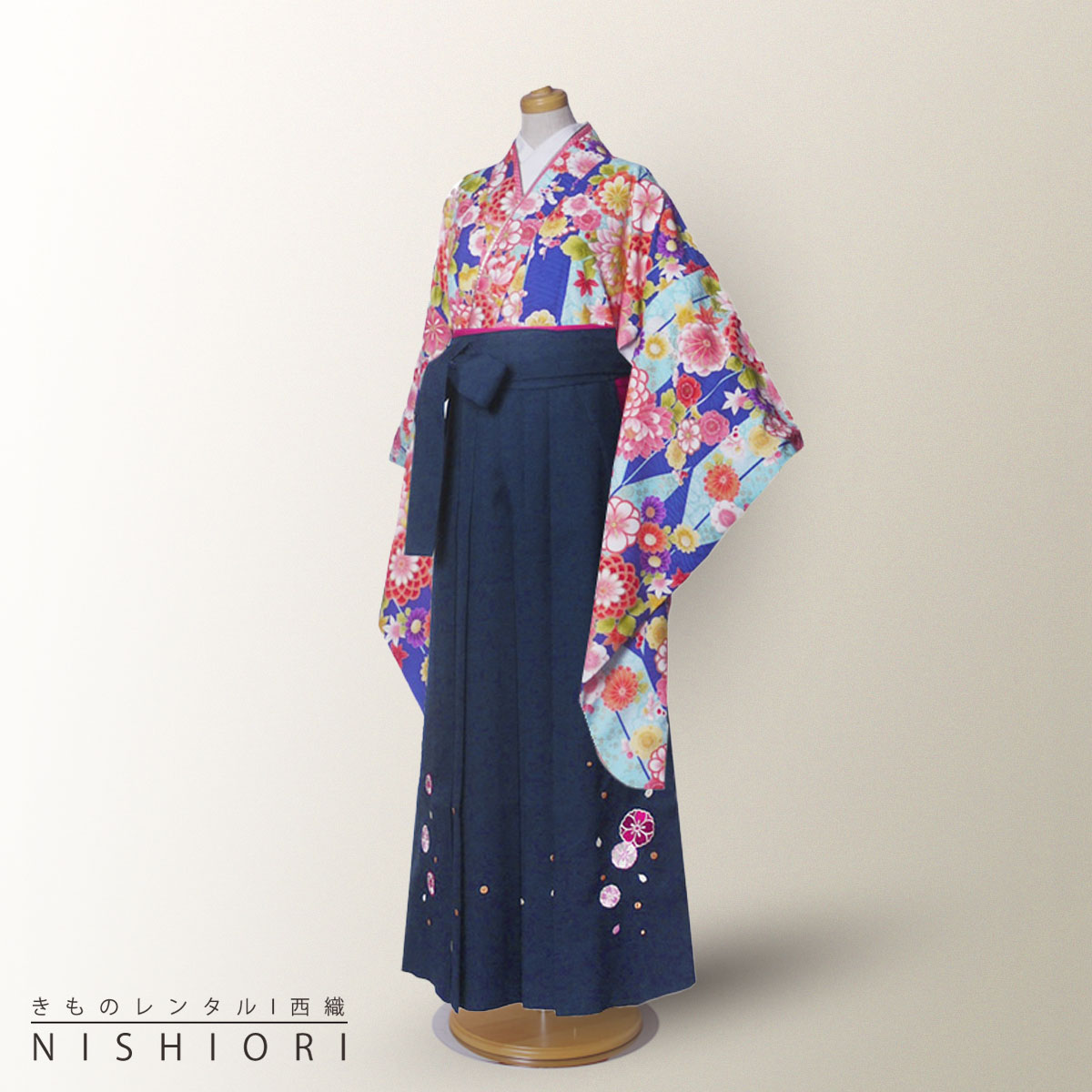 商品詳細 レンタル期間 3泊4日(商品はご着用日の2日前に到着するよう発送致します。) 適応身長 ・143cm〜148cmの方裄丈　約66cm袖丈　約75.8cm袴下　約83cm 素材着物　高級ポリエステル袴 ポリエステル100% 内容 着物 下帯 袖なし襦袢（半衿付） 袴 重衿（縫付済みの場合もあります） 腰紐×4 着付けベルト 前板 衿芯 伊達締め×2 草履（またはブーツ） 足袋（草履の場合のみ） 注意事項 ご予約について予約カレンダーが「×」でも、システムの都合上注文が出来てしまいます。 ご予約の可否等は、メールにてご連絡させていただきますので、必ずメールを受信出来る状態でご注文をお願い致します。 メールにてご連絡が出来ない場合のトラブルについては、責任を負いかねますので予めご了承下さいませ。 商品について 万が一商品が異なる場合は、お手数ですが至急ご連絡ください。 即日交換を手配出来ない場合は、全額返金とさせていただきます。 レンタル商品の性格上、商品の多少の汚れ・使用感は御容赦願います※ 交換対象とはなりませんのでご了承ください。 発送について レンタル商品の配送は、沖縄、北海道、離島の場合、送料が往復『+2,000円』掛かりますのでご注意下さい。 サイズについて 着物※お着物のサイズはブランドによって異なります。 袴ジュニアサイズ専用袴です。 草履フリーサイズ・LLサイズ・Sサイズから足袋に合わせてご用意します。★★★ご予約状況はこちら★★★○→ご予約可能　&#9747;→ご予約不可 ※当店のレンタル商品は年中ご対応をしております。 その為「ご予約不可」の場合でもご注文が可能なシステムとなっております。 当店から「ご予約完了」のご案内が届くまではご予約確定では御座いませんのでご注意くださいませ。