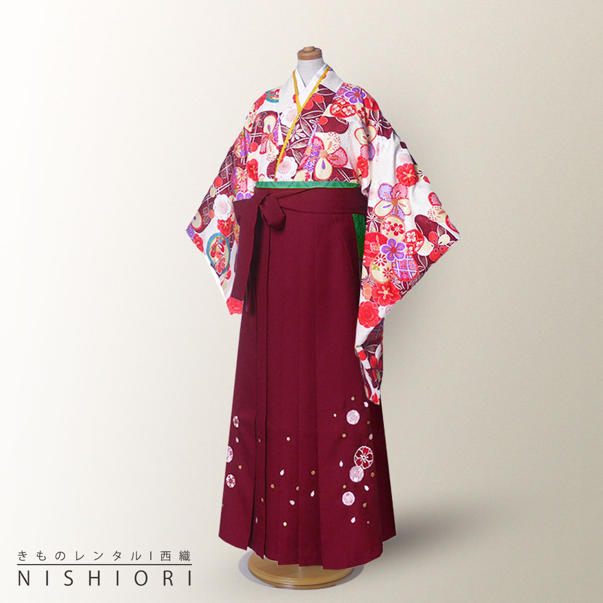 商品詳細 レンタル期間 3泊4日(商品はご着用日の2日前に到着するよう発送致します。) 適応身長 ・143cm〜148cmの方裄丈　約66cm袖丈　約76cm袴下　約83cm 素材着物　高級ポリエステル袴 ポリエステル100% 内容 着物 下帯 袖なし襦袢（半衿付） 袴 重衿（縫付済みの場合もあります） 腰紐×4 着付けベルト 前板 衿芯 伊達締め×2 草履（またはブーツ） 足袋（草履の場合のみ） 注意事項 ご予約について予約カレンダーが「×」でも、システムの都合上注文が出来てしまいます。 ご予約の可否等は、メールにてご連絡させていただきますので、必ずメールを受信出来る状態でご注文をお願い致します。 メールにてご連絡が出来ない場合のトラブルについては、責任を負いかねますので予めご了承下さいませ。 商品について 万が一商品が異なる場合は、お手数ですが至急ご連絡ください。 即日交換を手配出来ない場合は、全額返金とさせていただきます。 レンタル商品の性格上、商品の多少の汚れ・使用感は御容赦願います※ 交換対象とはなりませんのでご了承ください。 発送について レンタル商品の配送は、沖縄、北海道、離島の場合、送料が往復『+2,000円』掛かりますのでご注意下さい。 サイズについて 着物※お着物のサイズはブランドによって異なります。 袴ジュニアサイズ専用袴です。 草履フリーサイズ・LLサイズ・Sサイズから足袋に合わせてご用意します。★★★ご予約状況はこちら★★★○→ご予約可能　&#9747;→ご予約不可 ※当店のレンタル商品は年中ご対応をしております。 その為「ご予約不可」の場合でもご注文が可能なシステムとなっております。 当店から「ご予約完了」のご案内が届くまではご予約確定では御座いませんのでご注意くださいませ。