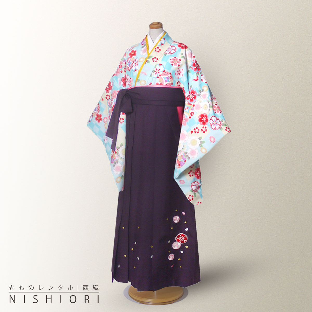 商品詳細 レンタル期間 3泊4日(商品はご着用日の2日前に到着するよう発送致します。) 適応身長 ・143cm〜148cmの方裄丈　約66cm袖丈　約76cm袴下　約83cm 素材着物　高級ポリエステル袴 ポリエステル100% 内容 着物 下帯 袖なし襦袢（半衿付） 袴 重衿（縫付済みの場合もあります） 腰紐×4 着付けベルト 前板 衿芯 伊達締め×2 草履（またはブーツ） 足袋（草履の場合のみ） 注意事項 ご予約について予約カレンダーが「×」でも、システムの都合上注文が出来てしまいます。 ご予約の可否等は、メールにてご連絡させていただきますので、必ずメールを受信出来る状態でご注文をお願い致します。 メールにてご連絡が出来ない場合のトラブルについては、責任を負いかねますので予めご了承下さいませ。 商品について 万が一商品が異なる場合は、お手数ですが至急ご連絡ください。 即日交換を手配出来ない場合は、全額返金とさせていただきます。 レンタル商品の性格上、商品の多少の汚れ・使用感は御容赦願います※ 交換対象とはなりませんのでご了承ください。 発送について レンタル商品の配送は、沖縄、北海道、離島の場合、送料が往復『+2,000円』掛かりますのでご注意下さい。 サイズについて 着物※お着物のサイズはブランドによって異なります。 袴ジュニアサイズ専用袴です。 草履フリーサイズ・LLサイズ・Sサイズから足袋に合わせてご用意します。★★★ご予約状況はこちら★★★○→ご予約可能　☓→ご予約不可 ※当店のレンタル商品は年中ご対応をしております。 その為「ご予約不可」の場合でもご注文が可能なシステムとなっております。 当店から「ご予約完了」のご案内が届くまではご予約確定では御座いませんのでご注意くださいませ。