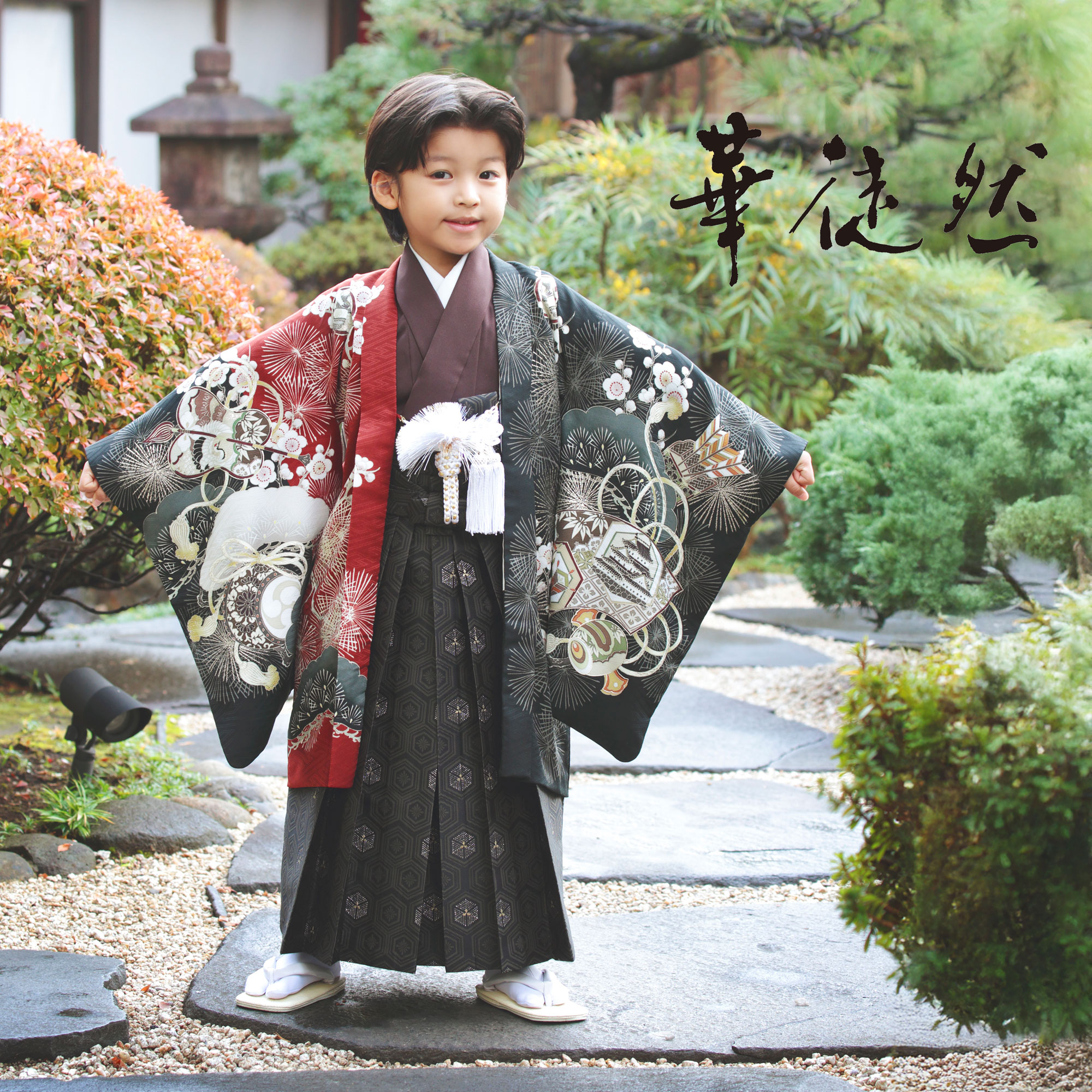 商品詳細 七五三に華を添える衣装です。 簡単着付け仕様で 安心して着付けがご自宅でも可能です。 レンタル期間 3泊4日(商品はご着用日の2日前に到着するよう発送致します。) 適応身長 ・105cm〜115cmの方 裄丈　　約48cm 袴下丈　約56cm 内容 羽織 着物 袴 襦袢（半衿付） 雪駄 足袋 羽織紐 扇子 懐剣 サスペンダー お守り 素材 化繊 初めての方でも安心して着付けをしていただけます。 注意事項 ご予約について予約カレンダーが「×」でも、システムの都合上注文が出来てしまいます。 ご予約の可否等は、メールにてご連絡させていただきますので、必ずメールを受信出来る状態でご注文をお願い致します。 メールにてご連絡が出来ない場合のトラブルについては、責任を負いかねますので予めご了承下さいませ。 商品について 万が一商品が異なる場合は、お手数ですが至急ご連絡ください。 即日交換を手配出来ない場合は、全額返金とさせていただきます。 レンタル商品の性格上、商品の多少の汚れ・使用感は御容赦願います※ 交換対象とはなりませんのでご了承ください。 発送について レンタル商品の配送は、沖縄、北海道、離島の場合、送料が往復『+2,000円』掛かりますのでご注意下さい。 サイズについて 着物 こちらの商品は肩上げ済です。 簡単なサイズ調整（腰紐にて対応）が必要な場合があります。 草履 19cm★★★ご予約状況はこちら★★★○→ご予約可能　&#9747;→ご予約不可 ※当店のレンタル商品は年中ご対応をしております。 その為「ご予約不可」の場合でもご注文が可能なシステムとなっております。 当店から「ご予約完了」のご案内が届くまではご予約確定では御座いませんのでご注意くださいませ。