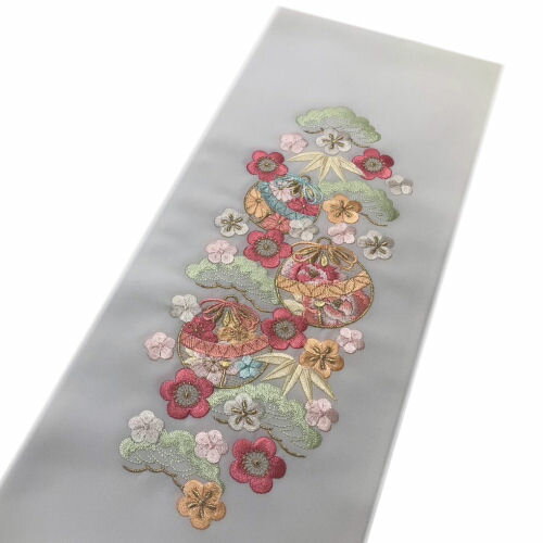 刺繍半衿 「鞠に松竹梅」 洗える刺繍衿 半襟 刺繍衿 白地 半衿 鞠 松 竹 梅 シルエリー 長襦袢 振袖 留袖 成人式 結婚式 披露宴 入学式 卒業式 袴 訪問着 付下げ おしゃれ ホワイト 松竹梅 和装小物 礼装用 フォーマル ポリエステル ママ振袖 日本製 送料無料