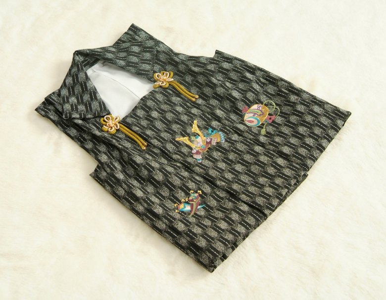 七五三3歳被布単品男の子着物黒グレー色兜刺繍金駒刺繍矢絣地柄文様日本製