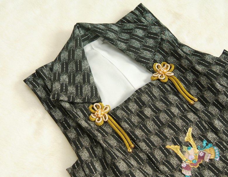 七五三3歳被布単品男の子着物黒グレー色兜刺繍金駒刺繍矢絣地柄文様日本製
