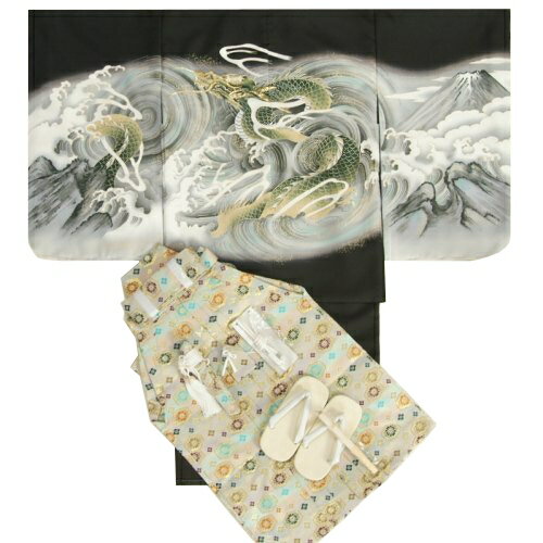 【送料無料】荒れ狂う波間を引き裂いて姿を現した龍の荘厳な柄が特徴の男の子七五三5歳の御祝着に最適な羽織着物と袴のセットです。 メインの龍の髭や角の一部、顔の輪郭などには金糸刺繍が入って豪華さもあります。 生地は縮緬のようなシボのある生地になりますのでボリュームのある生地感になります。 袴には着崩れ防止のヘラが初めから付いて縫い付けの手間もありません。 草履の判は少し大きめの約19.5cmくらいありますので履き慣れていないお子様でも楽に履いて頂けるサイズでお子様の足の甲の高さにもよりますが足のサイズ約17cm〜20cmくらいまで対応してくれます。 着物や羽織、長襦袢、袴はもちろん白足袋や着付け解説動画案内書もセットで付いているフルセットになります。 後はお好みで腰紐や半衿を御用意頂ければバッチリです。七五三だけでなくお正月や端午の節句などでも着ていただけます。 ■足袋のサイズのみ下記よりお選び下さい■ ※こちらは着用には肩上げが必要になります。当店でも別途有料（3,000円より）にて承りますので御希望の場合は下記より同じカートに入れて御注文下さいませ。 ※家紋入れもご希望で承りますので（有料）お気軽にご相談下さい。 納期プラス1週間から10日前後、料金5,800円〜商品情報 商品番号 k55-0807335 商品内容 着物　羽織　袴（へら付き）　長襦袢　袴帯　草履　懐剣　羽織紐　扇子　お守り　白足袋　着付け解説動画案内書 色目 羽織　黒着物　黒袴　ベージュ金襴袴草履　白色 素材 着物　ポリエステル100％袴　ポリエステル100％長襦袢　ポリエステル100％ 着物寸法 対象年齢　おもに5歳前後対応身長　約105cm〜120cmくらいに対応身丈　約90cm袖丈　約57cm裄丈　約57cm 袴紐下丈　約60cm※着用には肩上げが必要になります 草履寸法 草履判サイズ　約19.5cm（足のサイズ17cm〜20cmくらいまで対応します） ご注意 ※袴は袋の中にたたんで収納されているため軽いタタミしわがついている場合がございますのでご了承下さい※生地の裁断位置により多少柄の出方が変わることがございます※店舗での並行販売も行っていますので箱に多少の汚れがあります。※染め物ですので細かい染料とび（気にならない程度の物）はご了承下さい 個性的な龍の柄が目を引く御着物と羽織をあわせた男の子の七五三アンサンブルセットです！！ 龍の顔の輪郭と髭、角の一部に金糸刺繍も入って見た目の豪華さもあります！！ 前身頃にも柄が入った上品なデザインです！！ 高級感のあるベージュ紋袴と草履や扇子など必要なものがすべて付きます！！ 専用の収納箱にお入れいたします！！