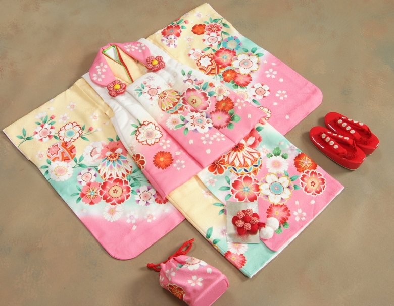 七五三 着物 3歳 女の子 被布セット 京都花ひめ 絵羽柄 黄色ピンク染め分け 被布白ピンク切替 二段重ね衿 刺繍半衿に足袋付きセット