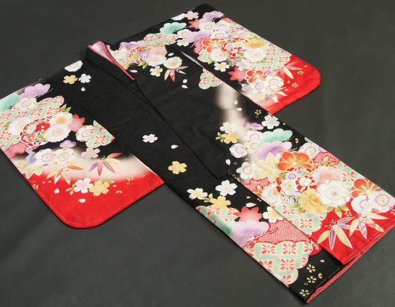 七五三着物7歳　女の子四つ身着物　式部浪漫　黒地赤色染め分け　桜七宝　金糸刺繍　日本製