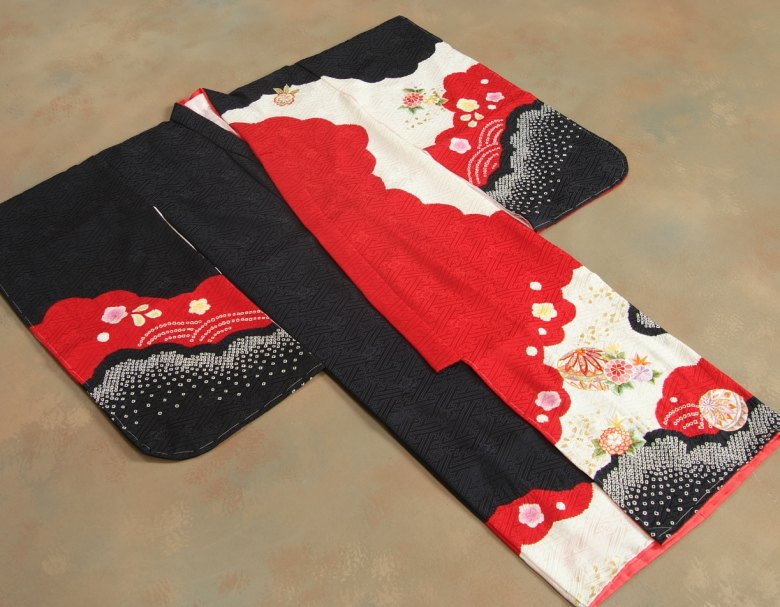 七五三 着物 7歳 正絹 女の子 四つ身着物 赤地色黒染め分け着物 本絞り 手染め 刺繍使い 日本製