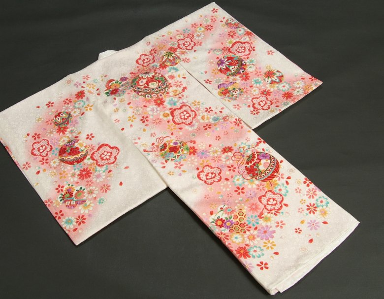 女の子用産着 女の子 お宮参り 金コマ刺繍使い 着物 金コマ刺繍使い 小桜地紋 白色 成人 正絹初着 流水文様 鈴