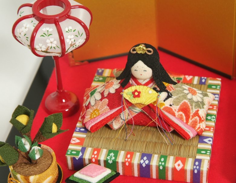 雛祭り ひな人形 桃の節句 ひな飾り 雛人形 ちりめん 競売 雛飾り 販売 日本製 飾り台他装飾品一式付き