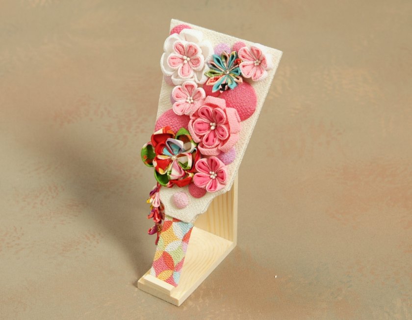 つまみ細工羽子板飾り 初節句 桃華 お正月飾り 木製スタンド付 卓上サイズ 並べて飾るだけの完成品 日本製