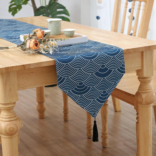 　　　 -------商品詳細------- 【シンプル】シンプルなデザインが、手工芸的な味わいがあり、とても優しく仕上がっています。和室はもちろん、洋室にも合わせやすい落ち着いた色目なのであわせやすいのも嬉しいポイントです。 【テーブルランナー】テーブルランナーはテーブルの中央に掛ける帯状のファブリックです。 全体を引き締め、コーディネートのアクセントになります。食卓を彩る、テーブルランナーのある暮らしをお楽しみください。 【タッセルのアクセント】テーブルランナーの端には、美しいタッセルが付いています。これがアクセントとなり、テーブルに動きと独自のスタイルを加えます。タッセルは優雅なディテールとして、全体のデザインを引き立てます。 【特徴】和風と洋風は柄に合わせて混ぜて使うことができ、家庭で必要な用品として頻繁に使うことです、私たちのテーブルランナーは机を日常の擦り傷や汚れ、ほこりから守ってくれます。 【用途】和室はもちろん、洋室にも合わせやすい落ち着いた色目なのであわせやすいのも嬉しいポイントです。説明 ※ パッケージ内容はテーブルランナーのみ含まれています。 【テーブルランナー】テーブルランナーはテーブルの中央に掛ける帯状のファブリックです。 全体を引き締め、コーディネートのアクセントになります。食卓を彩る、テーブルランナーのある暮らしをお楽しみください。 【シンプル】テーブルの中央にかけるテーブルランナーは、ダイニングをおしゃれに華やかにコーディネートしてくれます。シンプルでインテリアに馴染むデザインです。テーブルランナーを敷くだけでパっと特別な空間に。家族と囲む日々の食卓に、友人などが集うホームパーティや記念日に。テーブルランナーひとつで素敵な雰囲気を彩ります。 【特徴】和風と洋風は柄に合わせて混ぜて使うことができ、家庭で必要な用品として頻繁に使うことです、私たちのテーブルランナーは机を日常の擦り傷や汚れ、ほこりから守ってくれます。 【用途】食器やコップがすべりにくく、音も静かです。気分転換してお部屋をもっと楽しく快適にします。部屋のいい雰囲気は、仕事と勉強が終わった後の心身の疲れをいやし、活力を取り戻すことができます。パーティーでも、日常でも、おもてなしでも、とても雰囲気がいっぱいです。 【ご注意】 ※ 寸法につきまして、表示サイズと製品の誤差+1％〜-1％は、判断基準の許容範囲内とされておりますのでご了承ください。 ※ 密閉梱包状態の為、においがこもっておりますが、時間が経つにつれてにおいは減少します。気になる時は数日陰干しか、消臭スプレーをお試しください。 ※ 画像と実物のカラーにつきましては、撮影時の光加減やお客様のブラウザによって、実際のイメージと若干異なる場合もあります。ご了承ください。