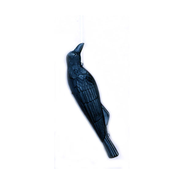 【 メーカー 】 ●(株)ミツギロン 【 特長 】 ●そっくりカラスで迷惑鳥を撃退！ ●カラスに仲間の死骸だと思わせ、強い恐怖感を与えるのでずる賢いカラスを寄せ付けにくくします。 ●※設置場所や使用状況によって効果は異なります。 【 仕様 】 ●商品サイズ：130×130×490mm ●商品重量：200g ●パッケージサイズ：140×170×565mm ●パッケージ重量：217g ●カラー：ブラック ●入数：1個 ●製造国：日本 ●材質：PE 【 使用方法 】 ●吊り方は3種類。丈夫なヒモが付いています。
