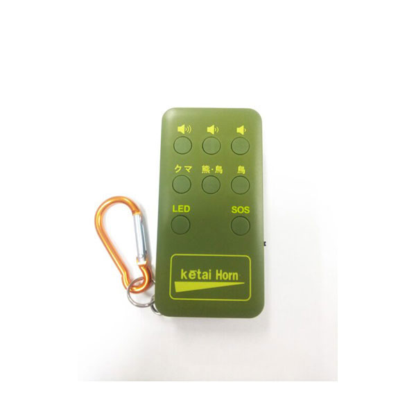 【 メーカー 】 ●アサノヤ産業 【 特長 】 ●「携帯用」警告発音器！ ●危険なクマとの遭遇を「音」で回避！ ●農作物の害鳥被害を「音」で防ぐ！ ●万一の緊急時に私を「音」で知らせる！ 【 仕様 】 ●入数：1個 ●重量：59g(カラビナ含む) ●電源：内蔵充電池(USB端子充電仕様) ●ライト：LED×1灯 ●付属品：カラビナ、USBケーブル(60cm) ●音圧レベル：100dB(最大) ●作動時間：約最大連続12時間(音量「小」) ●充電時間：約2時間 ●ABS樹脂他 ●商品サイズ：90x45x18.5mm ●商品重量：59g 【 JANコード 】 4935682031904
