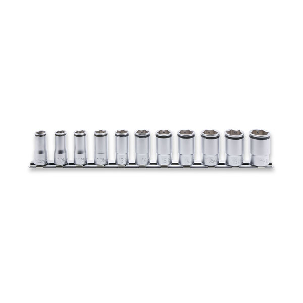 【 メーカー 】 ●(株)山下工業研究所 【 特長 】 ●3/8"差込 ナットグリップ セミディープ ソケット レールセット 11ヶ組 純正収納ケース付。セット内容は3350X-8,10,11,12,13,14,15,16,17,18,19mm。奥まった場所のボルト/ナットを落とすことなく着脱可能で、尚且つアルミやステンレス、チタンといった非磁性素材のボルト/ナットも掴むことのできるナットグリップソケットに待望のセミディープタイプを追加ラインアップ。ソケットの六角開口部に備えた2つのスチールボールでボルト/ナットをしっかりホールドします。狭くて手が入らず奥までボルト/ナットを運ぶとき、また手の届かない場所での作業に威力を発揮します。 【 仕様 】 ●差込角：3/8"(9.5mm)SQ ●サイズ：610g 【 注意事項 】 ※オーバートルクには充分にお気を付けください。
