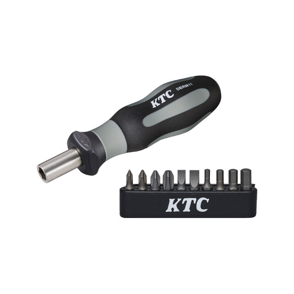 【 メーカー 】 ●京都機械工具(株) 【 特長 】 ●先端ビット交換式のラチェットドライバです。 ●狭い箇所での作業性が良いコンパクトサイズです。 ●ラチェット機構により、締め緩め両方向での早回しが可能です。 ●ラチェットを固定することで通常のドライバとしても使用できます。 ●軸対辺6.3mmのビットが使用可能です。 【 仕様 】 ●本体サイズ(mm)：W270×L107 ●ギア数：40 【 セット内容 】 ●本体 ●クロスビット(No.0・1・2・3) ●マイナスビット(5・6mm) ●六角ビット(3・4・5・6mm) ●ビットホルダー 【 注意事項 】 ※電流が流れているものには使用しない。グリップの樹脂は絶縁ではありません。 ※ラチェット機構部に水がつくと錆等が発生することがある。 【 JANコード 】 4989433883144