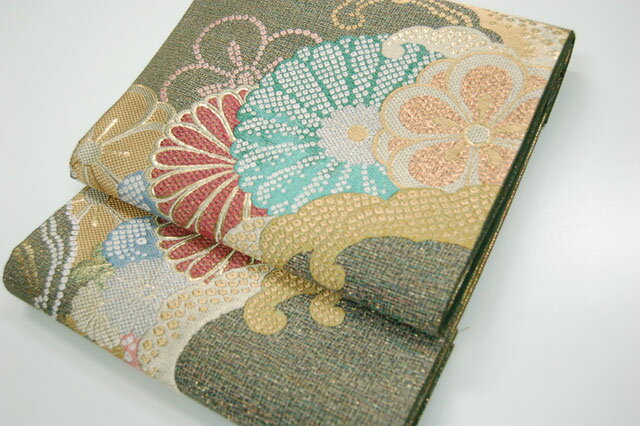 ■正絹（絹100％） 金属糸使用 ※光の加減やブラウザ環境等により、写真と実物では多少異なることがございます。あらかじめご了承下さい。 ■お仕立て：＋10,500円（絹芯＋手縫い仕立） ※お仕立ては、約10〜15日間前後です。 ※お仕立てを選択された場合、後の再計算になります。 買い物かごの中では仕立込み金額になっておりませんが、そのまま進んで頂きお手続きをして下さい。後にこちらで再計算をし、正しい金額を再度お知らせ致します。お手数おかけ致します。 ※仕立後のキャンセルは出来ません。商品を仕立前に確認したい場合は一度お送りさせていただきます。ご連絡下さいませ。 ★当店専属の仕立屋さんがお客様の寸法に合わせてお仕立て致します。当店は全て手縫い仕立てになります。 ★お仕立ての流れについては▶こちらよりご確認下さい。 ■ガード加工（パールトーン）：＋9,000円 ガード加工をしておくと汚れても安心です。おすすめ致します。 ★お仕立て・ガード加工を選択された場合、後の再計算となります。‥‥‥カートの仕様上、買い物かご内でオプション金額は加算されておりません。そのまま進みお手続きして下さい。後にこちらで再計算し、正しい金額を再度お知らせ致します。お手数おかけ致します。ナビゲーション着物トップページ > 袋帯 > 袋帯フォーマル梅や菊、波の柄で表現された格の高い袋帯。フォーマルにどうぞ。　　　　 訪問着や色留などのフォーマルの装いにぜひどうぞ。丁寧に織られた匠の技がひかります。