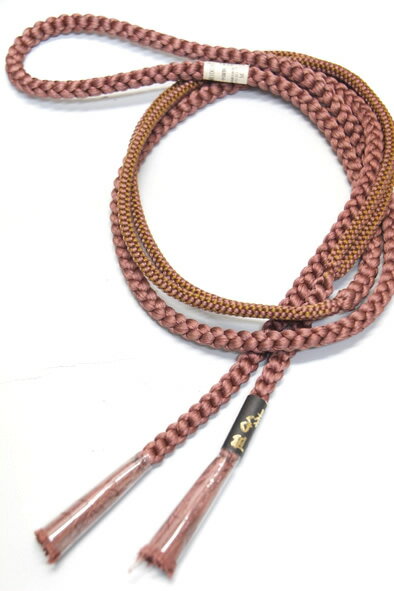 ■絹100％ ※光の加減・ブラウザ環境等により写真と実物では多少誤差があることがございます。あらかじめご了承くださいませ。 ☆メール便配送正絹帯締め ■商品番号：obijime-110905-5 ■組成：絹100％ 正絹（絹100％）の帯締めです。 着物にワンポイントのオシャレを 楽しんで下さいませ。 帯締めは着付けの道具でもありますが帯のアクセントとなる重要なものです。 合わない色をもってくると、せっかく着物も帯もよく見えません。着物が引き立つ、着られる方が引き立つ小物をおすすめいたします。