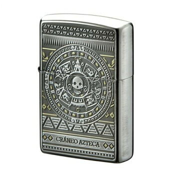 高い品質と耐久性が魅力の歴史あるオイルライター16世紀初頭までメキシコに栄えたアステカ文明、その「太陽の石」カレンダーをモチーフにしたZIPPO。銀メッキ・イブシ仕上げをベースに、200番ケースの素地である真鍮を一部残してアクセントにしたこだわりの装飾です。イブシの風合いが年月を経た雰囲気と重厚な質感を演出しています。コレクションとしてはもちろん、道具としてもタフで高品質なジッポライターはアウトドアや防災グッズとしても人気です。※サイズおよび重量は、製品により個体差が生じる場合がありますのでご了承ください。※オイルは付属していません。別途オイルライター用オイルをお求めください。サイズ幅38×高さ56×厚さ13mm(ヒンジ含まず)個装サイズ：8.4×6×2.2cm重量54g個装重量：73g仕様オイルライター銀メッキ・イブシ仕上げ両面デザインエッチング加工表面一部真鍮装飾ZIPPO200ケース使用付属品ZIPPO社永久保証書(ライターの機能故障に対する)、取扱説明書生産国本体製造:アメリカ、装飾加工:日本fk094igrjs