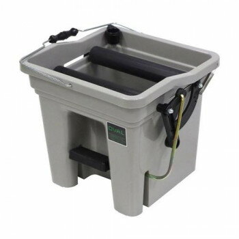 効率的な清掃活動をサポートステップ部を踏むと、ローラー部がモップをはさんで絞ることができるバケツ式のモップ絞り機です。ローラー部の位置を高くし、ステップ部をローラーの下に配置することで、安定感が増します。サイズW320×D320×H300m...