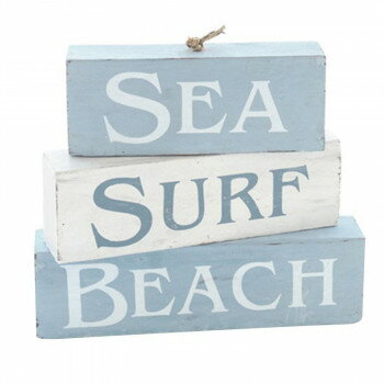 3つのブロックを少しずつ向きを変えてお洒落に!2色のウッドブロックにSEA、SURF、BEACHをデザインしたマリンなオブジェ。ブロックは紐でつなげてあります。サイズ20×D3.8×H17cm個装サイズ：25×20×10cm重量個装重量：2...