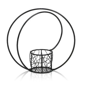 和室にとても合うワイヤーベース和室にとても合うワイヤーベースです。インテリアやディスプレイ、ウェディング・お正月飾りなど、様々なお花を飾るためのシチュエーションに合わせた和モダンなワイヤーベースとなっています。ワイヤー・アイアン・ブリキ商品に関するご注意※主原料が「金属」の為、水濡れや湿気等により、商品の表面が酸化し、錆びや変色が生じる可能性があります。※稀にワイヤー商品は、切り口の不良等が発生する場合がございます。お取扱いの際は、お怪我等に十分ご注意下さい。※商品を引きずったり、引っ張ったりすると、テーブルや床面等に傷がつく恐れがございます。※商品の運送状況や、お取扱い時の衝撃等により、塗装の剥がれ、パール・ビーズ・クリスタル等の付属品の外れ等、破損が起きやすくなる場合がありますので、ご注意下さい。※用途にあったご使用を心掛けて頂けますよう、お願い申し上げます。※仕様・サイズに若干の変更がある可能性がございます。サイズ本体:約18×7.5×17cm、受け内寸:約5×5×5cm個装サイズ：18×7.5×17cm重量個装重量：340g素材・材質ワイヤー生産国中国fk094igrjs