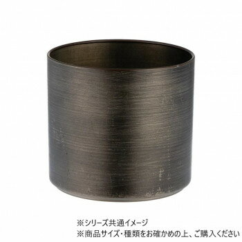 おすすめ鉄製なのに水漏れしない花器です。シンプルで工業的だけれども、様々な生花やグリーンに合います。下部分に段差があるため、重ねておけます。もらいサビ※錆びの発生を抑える加工をしておりますが、鉄粉の付着やもらいサビにより錆の発生が早まる場合がございます。※ご使用前に水で内側(特に底の隅)を洗浄してからご使用いただくと、より錆びの発生抑制できます。個体差※色は個体差がございますが、お選びいただけません。また、不良対象とはなりません。※素材の特性上、炎天下では非常に熱くなる場合がございます。やけどにご注意ください。※色は個体差がございますがお選びいただけません。また不良対象とはなりません。 ※叩く際に、固いもの・鋭利なものをご使用になりますと傷がつく事がございますので、ご注意ください。※外れた際に下段が落下することがありますので、床から高くない位置で作業を行っていただき、商品や床に傷や凹みがつかないよう、床に段ボールなどの衝撃吸収材を置くことをお勧めします。サイズΦ15×H14.5cm、口径:Φ14.5cm個装サイズ：21.6×18.5×17.1cm重量約320g個装重量：330g素材・材質鉄生産国中国fk094igrjs