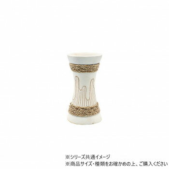 抽象的な模様が掘られた象的な模様が掘られたマンゴーウッド素材のフラワーベースです。存在感たっぷりの雰囲気で、ドライフラワーや造花を入れてお部屋や玄関にもオススメです。※水を入れて使用することはできません。サイズ約Φ7.5×H15cm個装サイ...