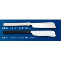 名人芸が実現した鋭い超薄刃。まさに逸品、絶妙な切れ味。レザーソーA型をベースに刃先がアゼ挽き兼用になっています。切れ味・切り口の美しさは勿論のこと、コンセント穴や換気扇穴などの平面窓加工に最適です。持ち手は滑り止め効果を発揮する『EVAGRIPタイプ』。サイズ縦：565mm×横：90mm×厚み：20mm、刃長：240mm、板厚：0.3mm個装サイズ：58×9×2cm重量235g個装重量：255g素材・材質レザーソーオリジナル特殊鋼仕様ピッチ：1.5mm(寸20枚目)、用途：一般木材・化粧合板・塩ビ・デコラ・アゼ挽兼用製造国日本名人芸が実現した鋭い超薄刃。まさに逸品、絶妙な切れ味。 レザーソーA型をベースに刃先がアゼ挽き兼用になっています。切れ味・切り口の美しさは勿論のこと、コンセント穴や換気扇穴などの平面窓加工に最適です。持ち手は滑り止め効果を発揮する『EVAGRIPタイプ』。