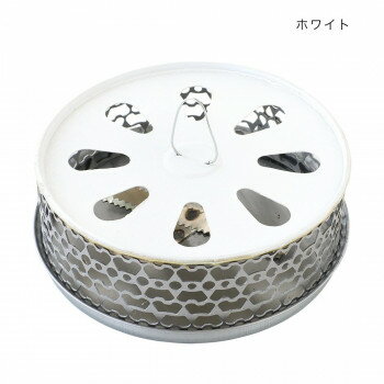 おすすめ缶をリサイクルして作ったエコな蚊取り線香ホルダーです。インテリアにも合いやすい単色のカラーリングなので、他のアイテムの邪魔をせず置く場所を気にしないデザイン。アウトドアはもちろん、ベランダやお庭にもオススメです。オシャレに虫よけが出来ちゃいます!※吊るすこともできますが、フックが弱いため、置いてご使用頂く事をおすすめしています。サイズ約φ13.5×4.5cm個装サイズ：20.1×15.4×8.5cm重量個装重量：90g生産国タイfk094igrjs