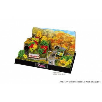 秋の景色の表現に最適本製品はZショーティー専用に開発された、手軽に遊ぶことのできる完成品ジオラマレイアウト、SS002-1 Zショーティーミニレイアウトセット(トンネルタイプ)(別売)に対応した情景部品やシーナリー各種、専用の透明防塵カバーが一まとめになったセットです。見本の通りに作るもよし、更なるアレンジを加えるもよし、ジオラマレイアウト作り入門に最適の製品です。※写真と実際の商品の色とは多少異なる場合がございます。ご了承ください。サイズ高さ13×奥行20.5×横幅24cm個装サイズ：22×25×14cm重量個装重量：360g素材・材質PET、PE、他仕様対象年齢:15歳以上セット内容商店B(緑)×1個小屋×1個黄色樹木×2本赤樹木×5本赤黄樹木×4本緑樹木×8本黄緑樹木×16本牛×2頭乗用車×2台人形×2体パウダー×5種バラスト×2種フォーリッジ(明緑)×1袋フォーリッジ(緑)×1袋フォーリッジ(黄色)×1袋踏切(日本型)×4個トンネルポータルA×1個トンネルポータルB×1個ガードレール(長)×4個ガードレール(短)×4個街路灯×8個柵(茶)×2個ディスプレイカバー×1個背景ラベル×1枚生産国中国fk094igrjs