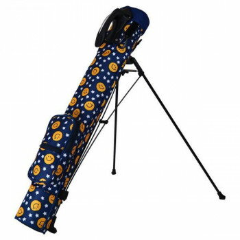 クラブの持ち運びラクラク!クラブを4〜5本収納可能なので、セルフプレー時のクラブの持ち運びがラクになります。握りやすい大型グリップ、収納しやすいフロントポケット、グローブホルダーなど、ミニバッグとしての機能も充実!練習場などの使用にもおすすめです。※フードは付属しません。※製造過程において生地の使用箇所により、縫製部分にて柄パターン・デザインがずれていることがございます。あらかじめご了承ください。※生地の特性上、摩擦や水濡れなどにより色が移ることがあります。雨や汗などで本体が濡れた状態で使用する際は、ご注意ください。サイズ個装サイズ：86×22×18cm重量約1.0kg個装重量：1000g素材・材質ポリエステル仕様4本〜5本収納可能生産国中国fk094igrjs