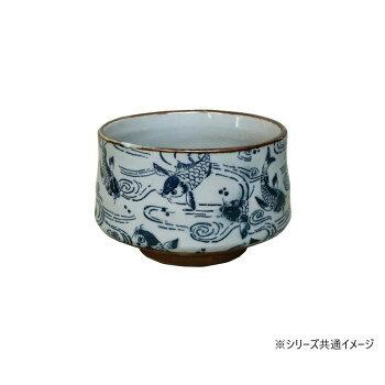 繊細かつ丹念に創られた抹茶碗1点ずつ手作業で、繊細かつ丹念に創られた抹茶碗は目で見て、手で触れて堪能できるまさに用の美の逸品です。涼しげな印象を持つ青い染付と泳ぐ鯉のデザイン。鯉には「立身出世」という意味が込められており、昔から縁起物として重宝されてきました。銅版絵付の加工による仕上げは、にじみ、かすれ、柄のズレなどが出る特徴があり、銅版転写ならではの味わいとなっています。※手作りのため、形や色、大きさは1つ1つ異なります。サイズφ115×80mm個装サイズ：14.0×13.5×8.5cm重量400g個装重量：400g素材・材質陶器仕様食洗機、電子レンジ:使用可(温め直しに限る)容量:580cc生産国日本fk094igrjs